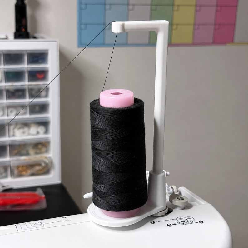 🔥LAST DAY 59% OFF - 🧵Large Capacity Thread Spool Stand🪡(Compatible With Most Sewing Machines In US Markets)