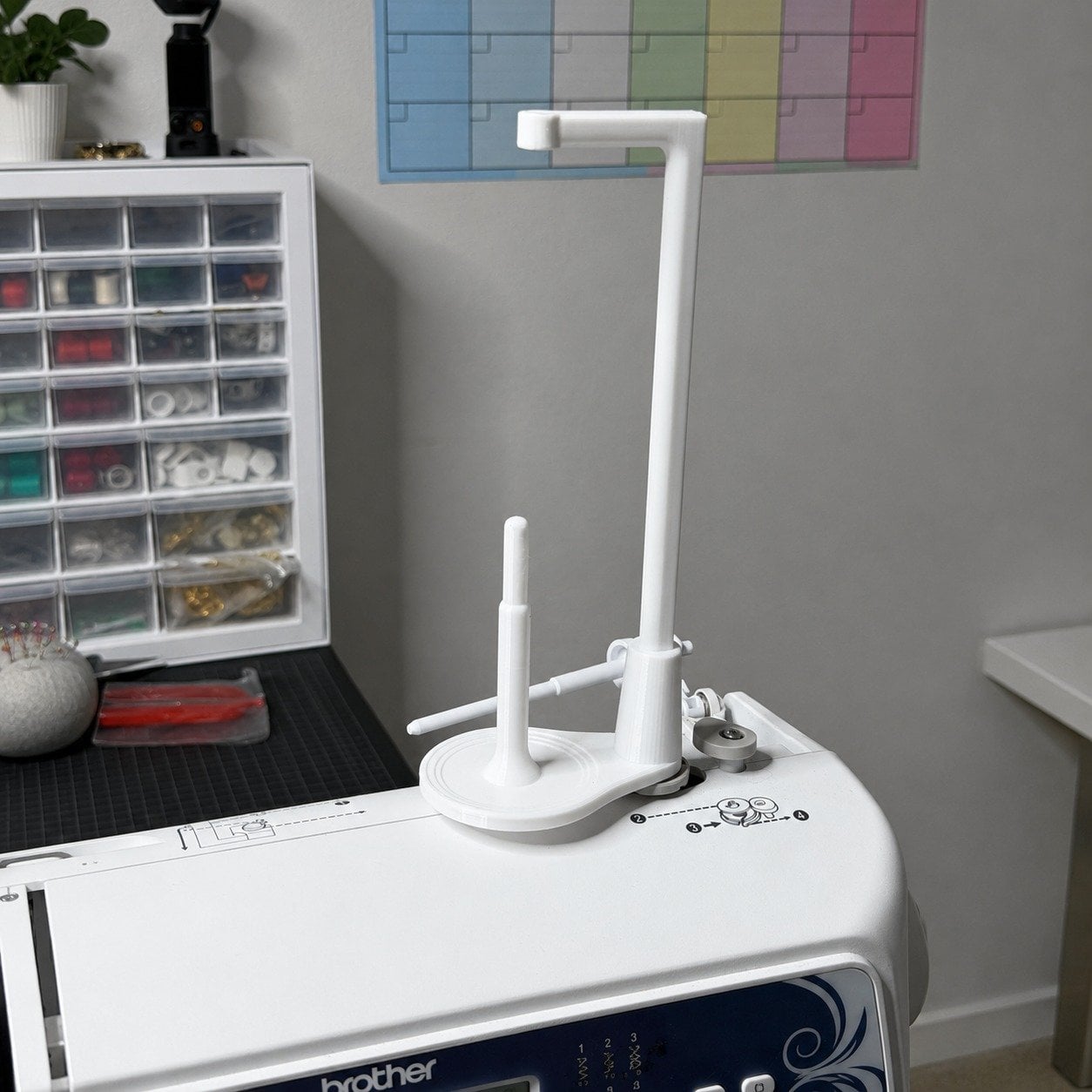 🔥LAST DAY 59% OFF - 🧵Large Capacity Thread Spool Stand🪡(Compatible With Most Sewing Machines In US Markets)